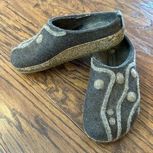 Haflinger Charcoal and Cream women’s clogs